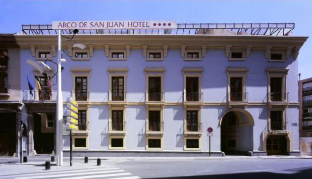 Imagen de la fachada principal del hotel Arco de San Juan. Imagen de la fachada principal del hotel Arco de San Juan.