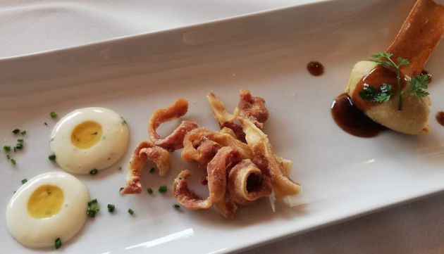 Careta de cochinillo crujiente con alioli de miel y un paté de cochinillo con salsa teriyaki Careta de cochinillo crujiente con alioli de miel y un paté de cochinillo con salsa teriyaki