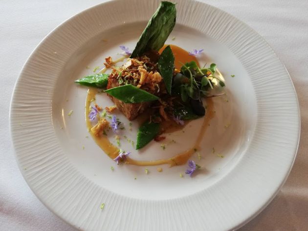 Terrina de cochinillo con su jugo, lima, cebolla crujiente y tirabeques Terrina de cochinillo con su jugo, lima, cebolla crujiente y tirabeques