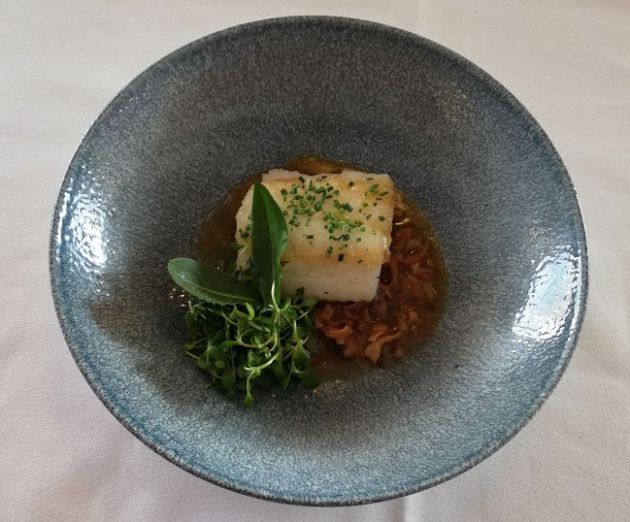 Taco de bacalao confitado con guiso meloso de orejitas de cochinillo y brotes de perifollos y acederas Taco de bacalao confitado con guiso meloso de orejitas de cochinillo y brotes de perifollos y acederas
