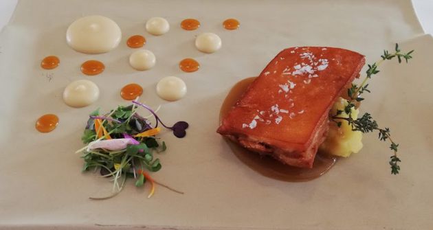 Cochinillo crujiente confitado en leche con parmentier, compota y maracuyá Cochinillo crujiente confitado en leche con parmentier, compota y maracuyá