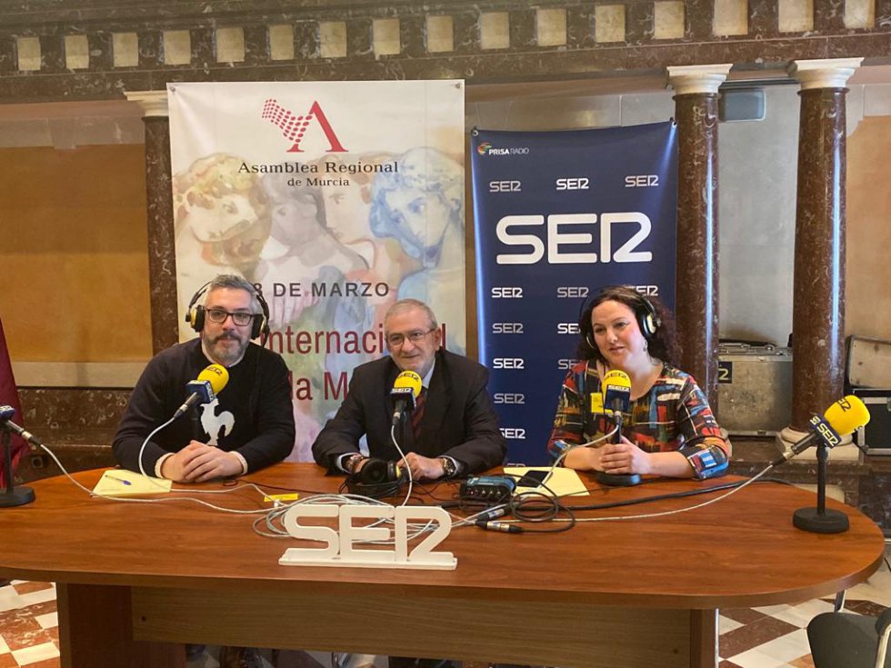 El presidente de la Asamblea Regional, Alberto Castillo, con Paco Sánchez y Maica Sánchez antes de la entrevista El presidente de la Asamblea Regional, Alberto Castillo, con Paco Sánchez y Maica Sánchez antes de la entrevista