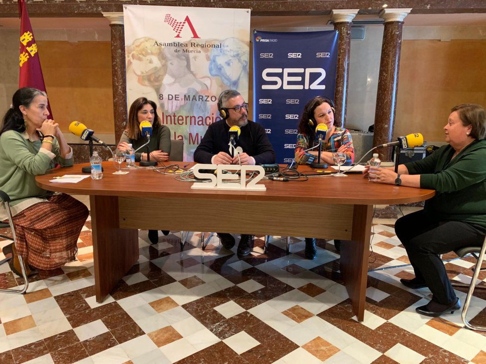 Por los micrófonos de Hoy por Hoy han pasado jefas de servicio de la Asamblea´como Belén Fernández, jefa de los Servicios de Gestión Parlamentaria; Ana Crespo, directora de la Oficina Técnica de Seguimiento y Control Presupuestario y Encarnación Fernández, Letrada Mayor-Secretaria de la Asamblea Regional Por los micrófonos de Hoy por Hoy han pasado jefas de servicio de la Asamblea´como Belén Fernández, jefa de los Servicios de Gestión Parlamentaria; Ana Crespo, directora de la Oficina Técnica de Seguimiento y Control Presupuestario y Encarnación Fernández, Letrada Mayor-Secretaria de la Asamblea Regional