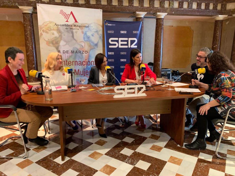 En el programa hemos tenido una tertulia de diputadas con la presencia de Maria Marín (Podemos), Gloria Alarcón (PSOE), Miriam Guardiola (PP) y Valle Miguélez (Ciudadanos) En el programa hemos tenido una tertulia de diputadas con la presencia de Maria Marín (Podemos), Gloria Alarcón (PSOE), Miriam Guardiola (PP) y Valle Miguélez (Ciudadanos)