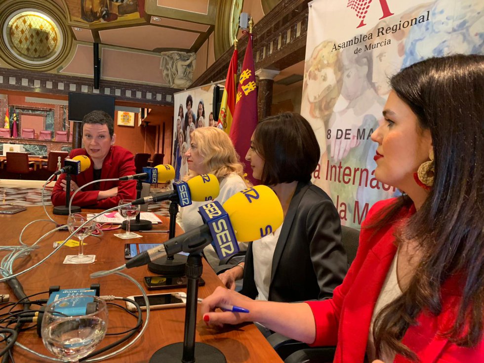 En el programa hemos tenido una tertulia de diputadas con la presencia de Maria Marín (Podemos), Gloria Alarcón (PSOE), Miriam Guardiola (PP) y Valle Miguélez (Ciudadanos) En el programa hemos tenido una tertulia de diputadas con la presencia de Maria Marín (Podemos), Gloria Alarcón (PSOE), Miriam Guardiola (PP) y Valle Miguélez (Ciudadanos)