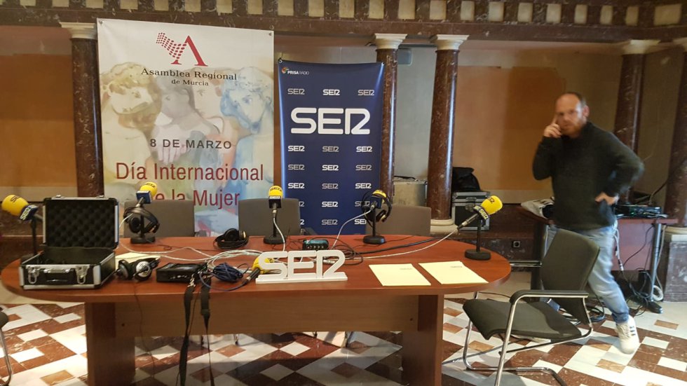 Nuestro técnico de Radio Cartagena, Pedro Egea, en el stand que hemos ubicado en el Patio de las Comarcas de la Asamblea Regional Nuestro técnico de Radio Cartagena, Pedro Egea, en el stand que hemos ubicado en el Patio de las Comarcas de la Asamblea Regional