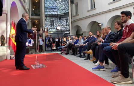 El presidente Blázquez se dirige a autoridades, entrenadores y jugadores durante el acto previo al torneo El presidente Blázquez se dirige a autoridades, entrenadores y jugadores durante el acto previo al torneo