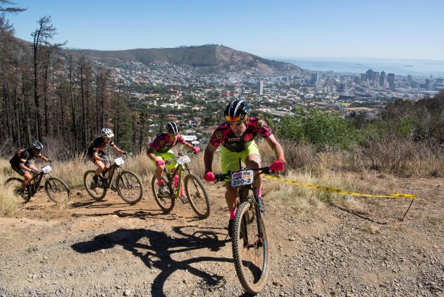 Dos parejas de corredores de la Cape Epic, con Ciudad del Cabo al fondo Dos parejas de corredores de la Cape Epic, con Ciudad del Cabo al fondo