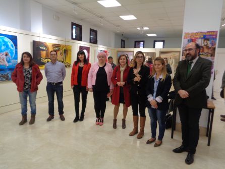 Las artistas posan con cuatro miembros de la corporación municipal, María Ángeles Pizarro, Andrés Gonzalo, Raquel González y Cristina Valderas, y Máximo López, director general de Relaciones Institucionales de la Junta Las artistas posan con cuatro miembros de la corporación municipal, María Ángeles Pizarro, Andrés Gonzalo, Raquel González y Cristina Valderas, y Máximo López, director general de Relaciones Institucionales de la Junta