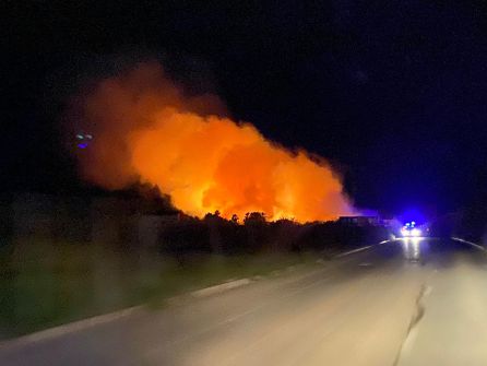 Los bomberos han estado trabajando cinco horas en la zona Los bomberos han estado trabajando cinco horas en la zona