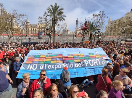 Pancarta de la comisión Ciutat Port contra la ampliación norte del puerto de València Pancarta de la comisión Ciutat Port contra la ampliación norte del puerto de València