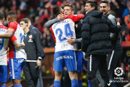 Pedro Díaz abraza a Gragera tras uno de los goles del Sporting Pedro Díaz abraza a Gragera tras uno de los goles del Sporting