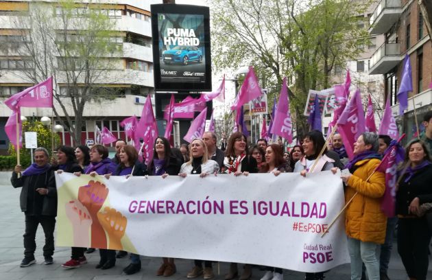 Representantes políticas del PSOE portando una pancarta a su paso por la Plaza del Pilar Representantes políticas del PSOE portando una pancarta a su paso por la Plaza del Pilar