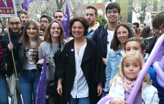 Pilar Zamora, alcaldesa de Ciudad Real, con un grupo de gente joven en la Calle Ramón y Cajal Pilar Zamora, alcaldesa de Ciudad Real, con un grupo de gente joven en la Calle Ramón y Cajal
