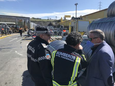 El jefe de bomberos informa al concejal de Seguridad Ciudadana El jefe de bomberos informa al concejal de Seguridad Ciudadana