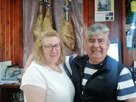 Mª Jesús Benítez y su marido, dueños del Mesón Restaurante "Patachica" en Cumbres Mayores (Huelva) Mª Jesús Benítez y su marido, dueños del Mesón Restaurante "Patachica" en Cumbres Mayores (Huelva)