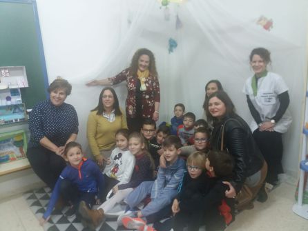 Alcaldesa, concejala, jefa de estudios, profesoras y alumnos y alumnas en uno de los rincones del aula Alcaldesa, concejala, jefa de estudios, profesoras y alumnos y alumnas en uno de los rincones del aula