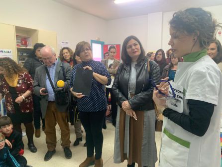 Una de las profesoras del centro interpreto a Marie Curie Una de las profesoras del centro interpreto a Marie Curie