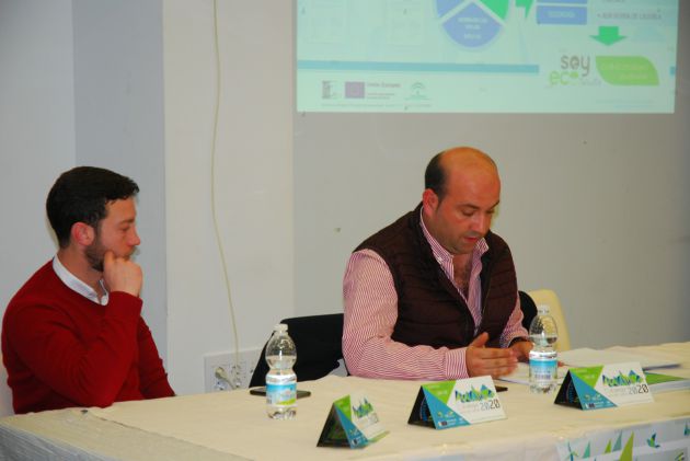 El alcalde de La Iruela, Daniel Sánchez junto al presidente del GDR y alcalde de Pozo Alcón, Iván Cruz durante la exposición El alcalde de La Iruela, Daniel Sánchez junto al presidente del GDR y alcalde de Pozo Alcón, Iván Cruz durante la exposición