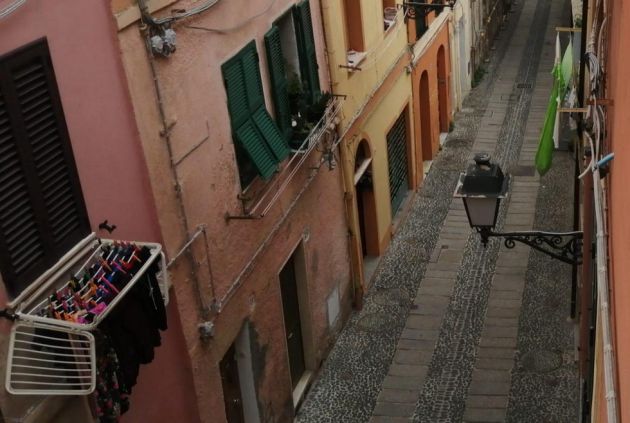 Vista de la calle desierta, desde la ventana de la vivienda de Martina Tey, a mediodía Vista de la calle desierta, desde la ventana de la vivienda de Martina Tey, a mediodía