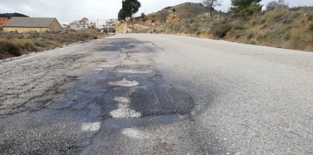 Un tramo de la carretera cerca del pueblo de Casas de Garcimolina. Un tramo de la carretera cerca del pueblo de Casas de Garcimolina.
