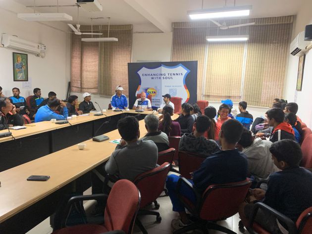 Los entrenadores alicantinos en Chandigarh con un grupo de tenistas Los entrenadores alicantinos en Chandigarh con un grupo de tenistas