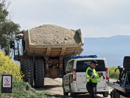 Camión con el que ha colisionado el turismo Camión con el que ha colisionado el turismo