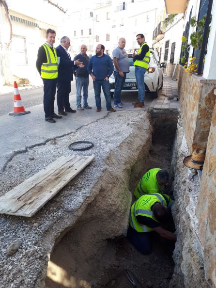 El delegado, Jesús Estrella, conversa con el alcalde, Francisco Ruiz, en presencia de técnicos, junto a la zanja en la que se está realizando la actuación El delegado, Jesús Estrella, conversa con el alcalde, Francisco Ruiz, en presencia de técnicos, junto a la zanja en la que se está realizando la actuación