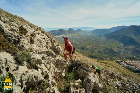 Deportistas en otro tramo, con la localidad de Albánchez de Mágina y Bedmar de fondo Deportistas en otro tramo, con la localidad de Albánchez de Mágina y Bedmar de fondo