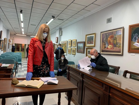 La nueva alcaldesa toma posesión ante la Constitución española La nueva alcaldesa toma posesión ante la Constitución española
