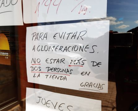 Cartel de aviso en la puerta del establecimiento Cartel de aviso en la puerta del establecimiento