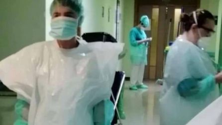 Dos trabajadoras del SESCAM en Albacete con bolsas de basura Dos trabajadoras del SESCAM en Albacete con bolsas de basura