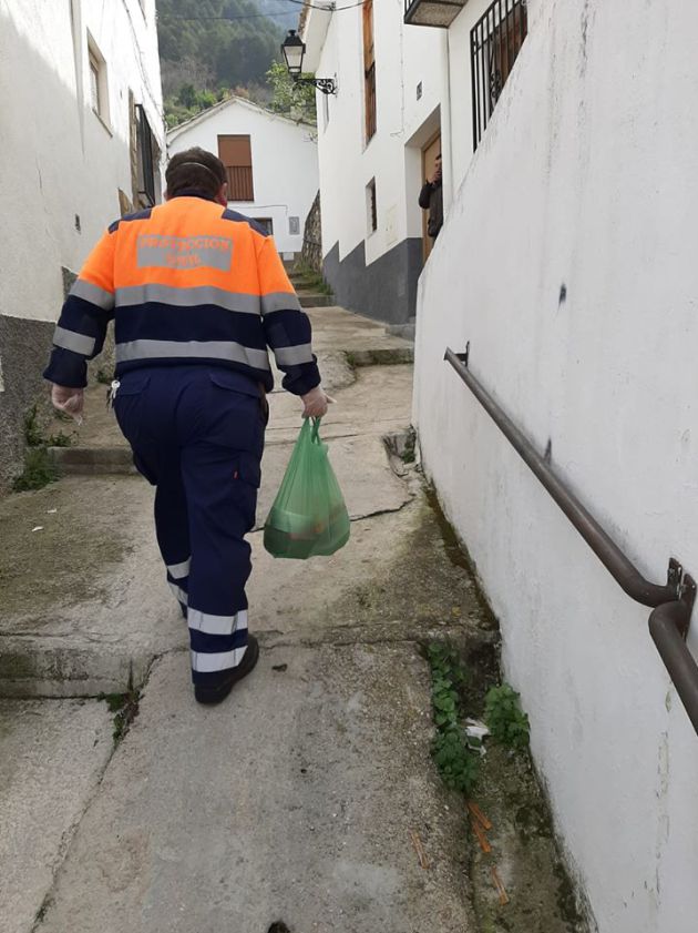Protección civil asiste a las personas mayores en la compra Protección civil asiste a las personas mayores en la compra