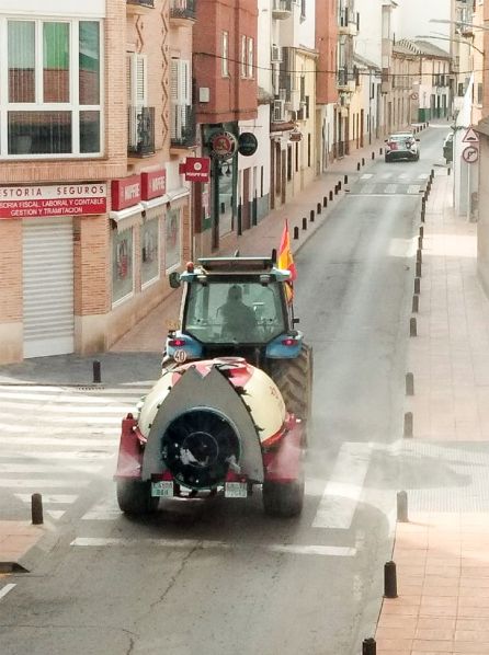 Tractor fumigando en calle Darro de Almodóvar del Campo Tractor fumigando en calle Darro de Almodóvar del Campo