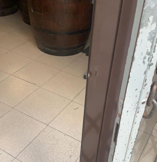 Puerta de la cafetería forzada. Puerta de la cafetería forzada.