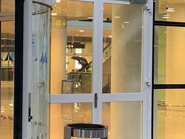 Al fondo se aprecia el coche con el que dos personas han entrado esta madrugada en la zona intermodal del la T1 del aeropuerto de Barcelona Al fondo se aprecia el coche con el que dos personas han entrado esta madrugada en la zona intermodal del la T1 del aeropuerto de Barcelona