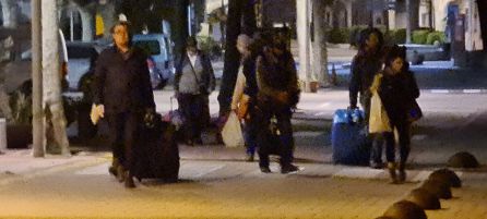 Els turistes en el moment de ser traslladats a l'Ajuntament amb l'alcalde, Xavi Barranco, ajudant-los a portar les maletes. Els turistes en el moment de ser traslladats a l'Ajuntament amb l'alcalde, Xavi Barranco, ajudant-los a portar les maletes.