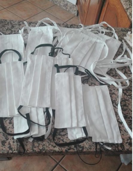 Mascarillas realizadas por un grupo de voluntarias del barrio de Cañero en Córdoba Mascarillas realizadas por un grupo de voluntarias del barrio de Cañero en Córdoba