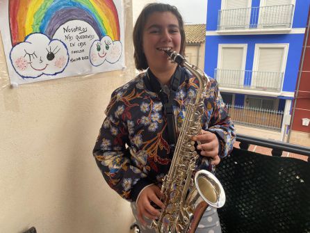 Violeta, hermana de Violeta, también participó con su saxofón Violeta, hermana de Violeta, también participó con su saxofón