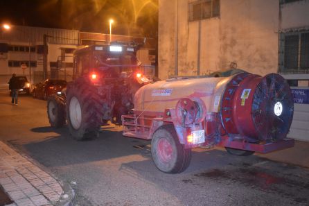 Agricultores voluntarios recorren calles de Linares para su desinfección Agricultores voluntarios recorren calles de Linares para su desinfección