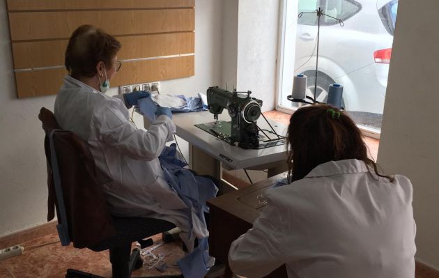Voluntarias de Fuente Obejuna elaboran las mascarillas para el personal sanitario del Alto Guadiato Voluntarias de Fuente Obejuna elaboran las mascarillas para el personal sanitario del Alto Guadiato