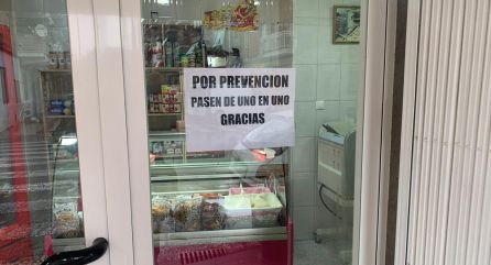 Un cartel en la puerta del establecimiento avisa a los clientes de las medidas de prevención frente al coronavirus Un cartel en la puerta del establecimiento avisa a los clientes de las medidas de prevención frente al coronavirus