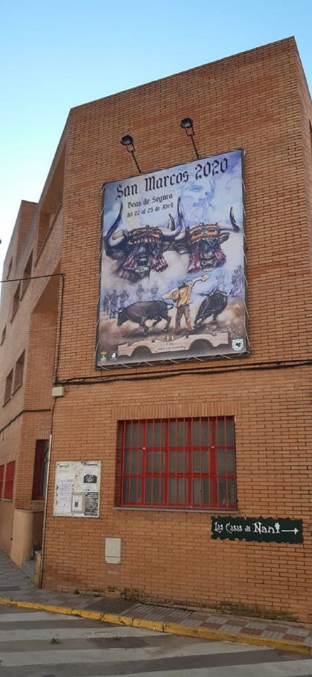 Cartel anunciador de las fiestas 2020 colgado en una esquina del pueblo Cartel anunciador de las fiestas 2020 colgado en una esquina del pueblo