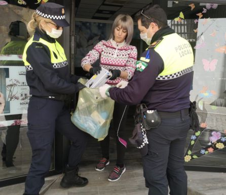 Entrega de material a la policía local Entrega de material a la policía local