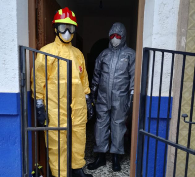 Efectivos en la puerta de la vivienda donde se ha realizado el rescate Efectivos en la puerta de la vivienda donde se ha realizado el rescate