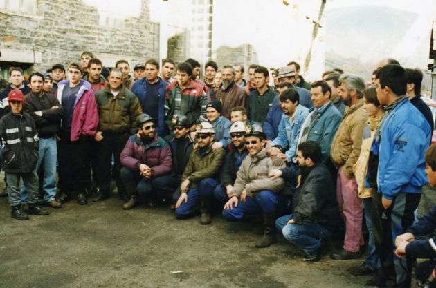 Los encerrados posan a su salida de la mina Los encerrados posan a su salida de la mina