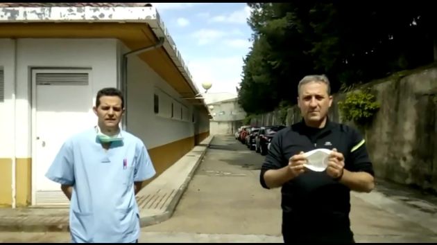 El jeve de enfermerí del centro de salud de Cazorla, Daniel Albusac recibe las mascarillas que le entrega el alcalde, Antonio J. Rodriguez El jeve de enfermerí del centro de salud de Cazorla, Daniel Albusac recibe las mascarillas que le entrega el alcalde, Antonio J. Rodriguez