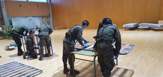 Militares habilitando el Pabellón Rector Gala de la UAH como hospital de emergencia. Militares habilitando el Pabellón Rector Gala de la UAH como hospital de emergencia.