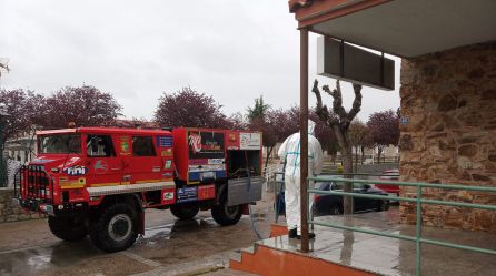 El camión de rally desinfecta los accesos de las viviendas El camión de rally desinfecta los accesos de las viviendas