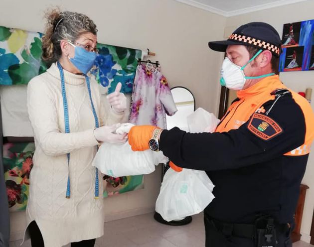 Entregando mascarillas a Protección Civil Entregando mascarillas a Protección Civil
